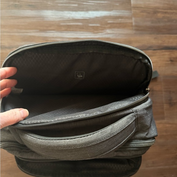 Samsonite Laptop Backpack. Excellent, very gently used condition. Price is firm$ - Picture 6 of 6